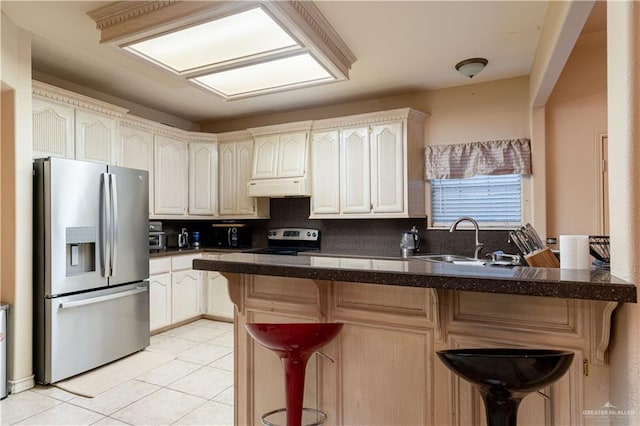 kitchen with kitchen peninsula, stainless steel refrigerator with ice dispenser, a breakfast bar, extractor fan, and range with electric stovetop