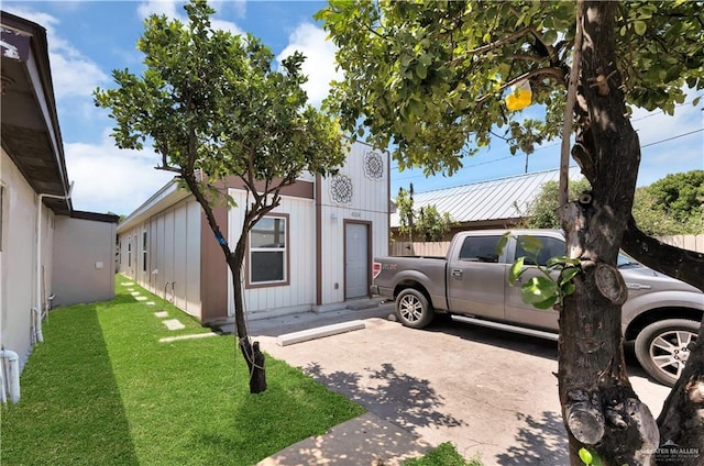 404 S 21st St, Mcallen, TX 78501 - view of front facade featuring a front yard and metal roof