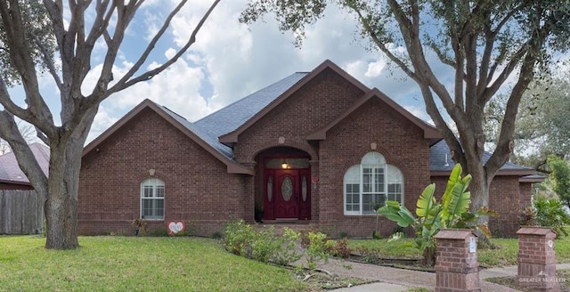 view of front facade featuring a front lawn