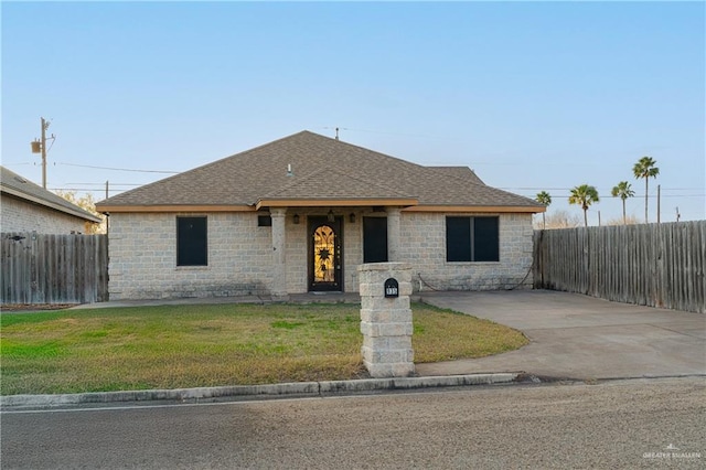 ranch-style house featuring a front lawn