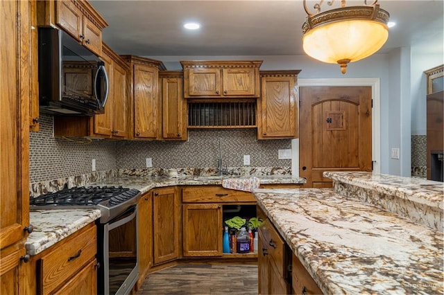 kitchen with decorative light fixtures, sink, backsplash, dark wood-type flooring, and stainless steel gas range