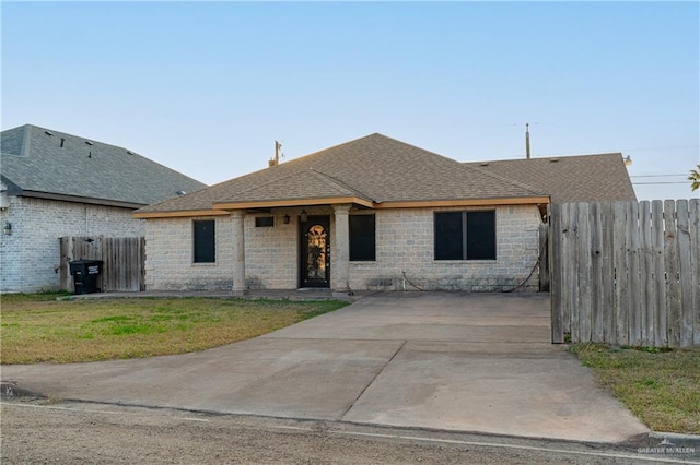 view of front of house featuring a front yard