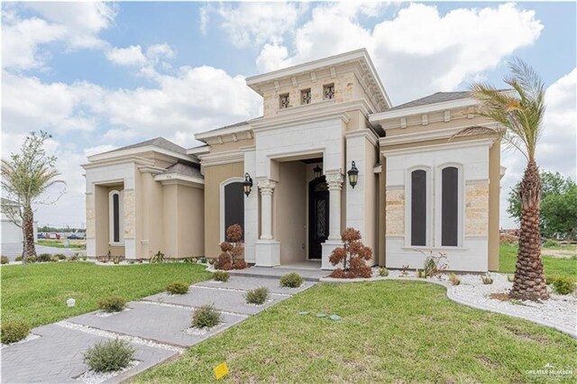 view of front of home featuring a front yard