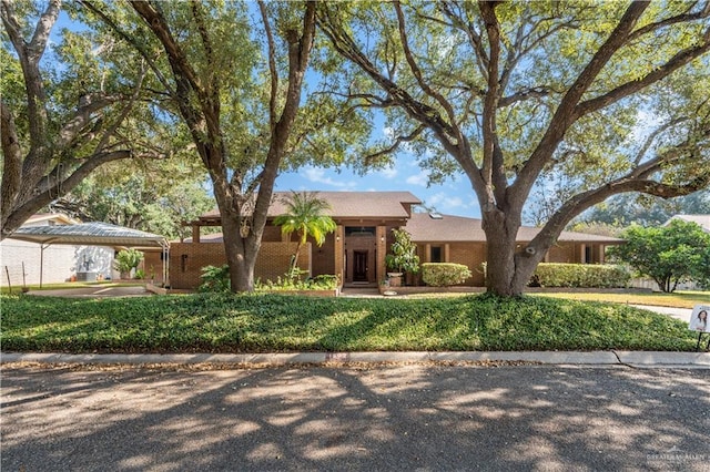 view of front of house with a front lawn