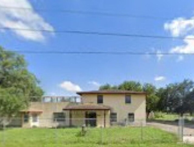 front facade featuring a front lawn