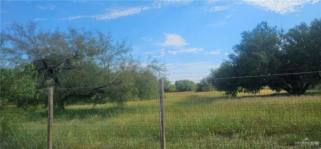 view of yard featuring a rural view