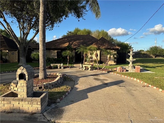 view of front of house featuring a front lawn