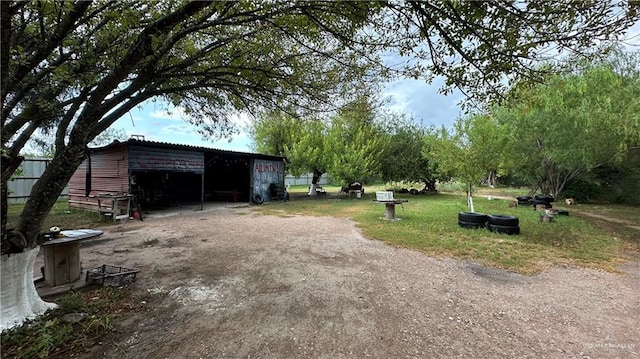 view of yard with an outbuilding