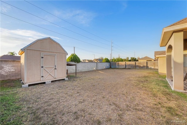 view of yard featuring a shed