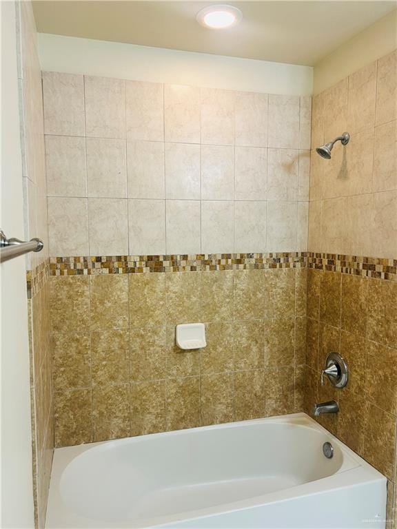 bathroom featuring tiled shower / bath combo