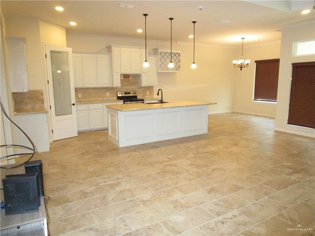 kitchen with stainless steel electric stove, hanging light fixtures, an island with sink, white cabinets, and an inviting chandelier