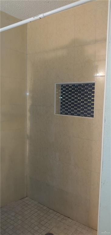 bathroom featuring a tile shower