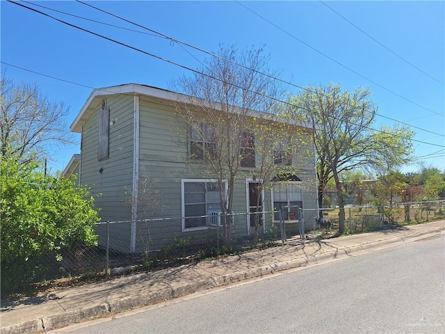 2044 Balboa Ave, Mcallen, TX 78503 - colonial home featuring a fenced front yard