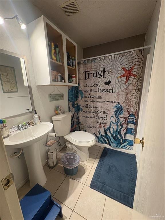 full bath with a shower with shower curtain, tile patterned flooring, visible vents, and toilet