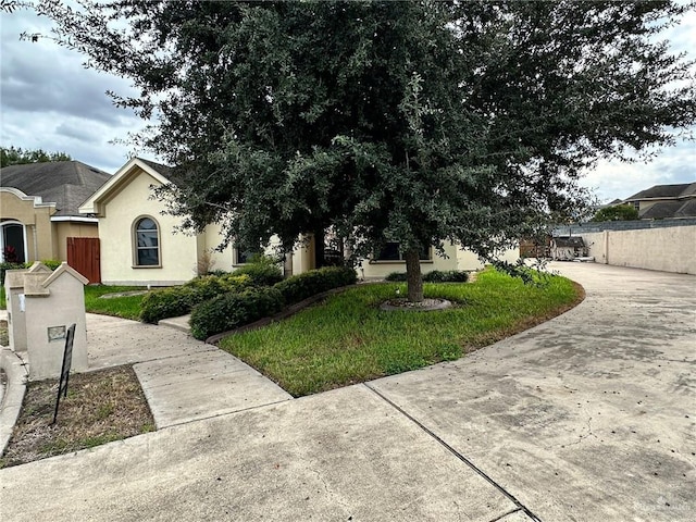 view of front facade with a front yard