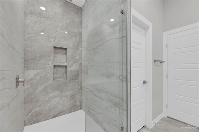 bathroom featuring a tile shower