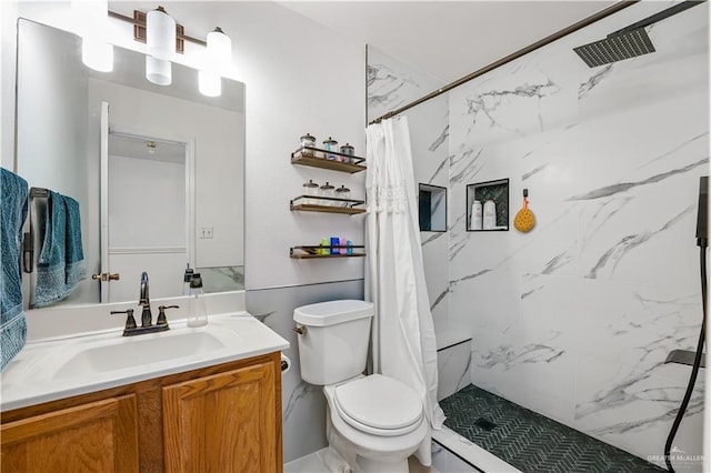 bathroom featuring a shower with curtain, vanity, and toilet