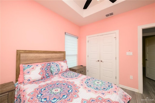 1102 Palm Blvd, Laguna Vista, TX 78578 - bedroom featuring wood finished floors, a closet, a ceiling fan, and baseboards