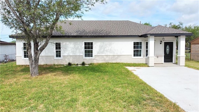 view of front facade featuring a front yard