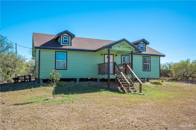 view of front of home featuring a front lawn