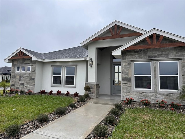 view of front of house featuring a front lawn