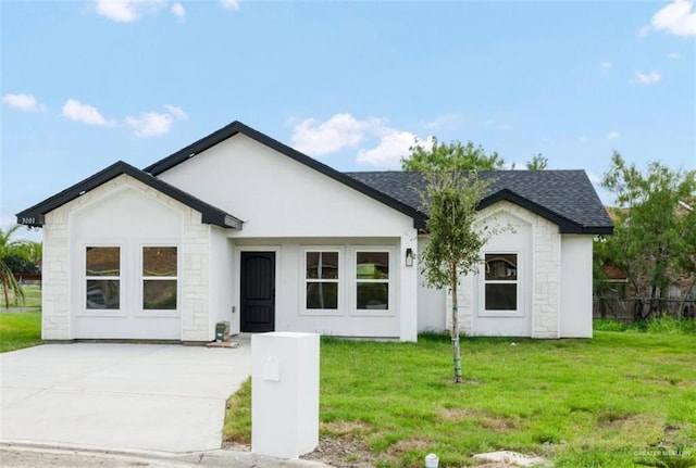 view of front of property featuring a front yard