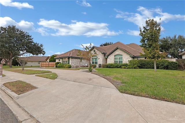 ranch-style house featuring a front lawn