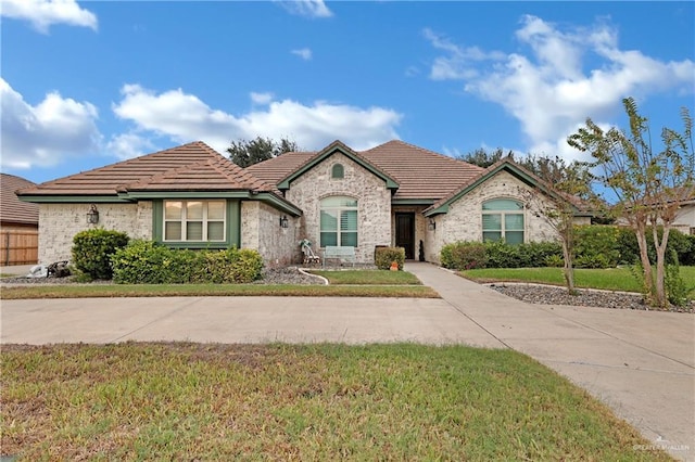 view of front of property with a front lawn