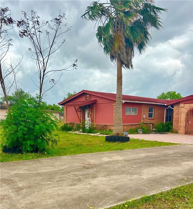 31665 US Highway 281, Edinburg, TX 78542 - exterior space featuring driveway and a front lawn