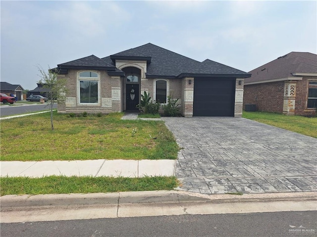 view of front facade with a garage and a front yard