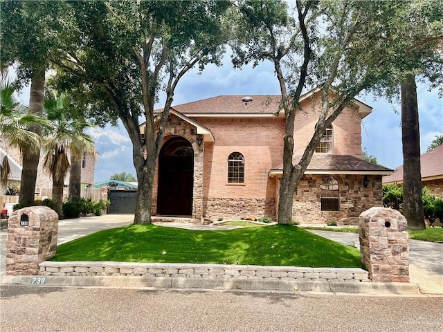 view of front of house featuring a front lawn