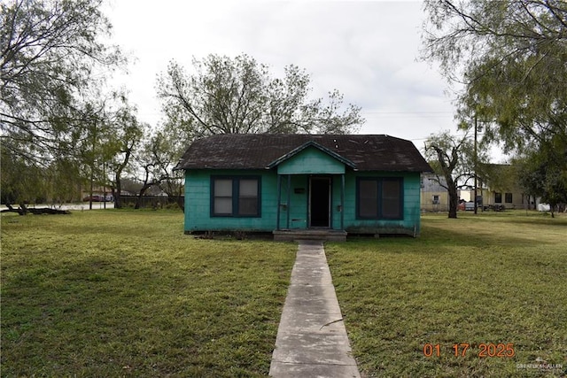 bungalow-style home featuring a front lawn