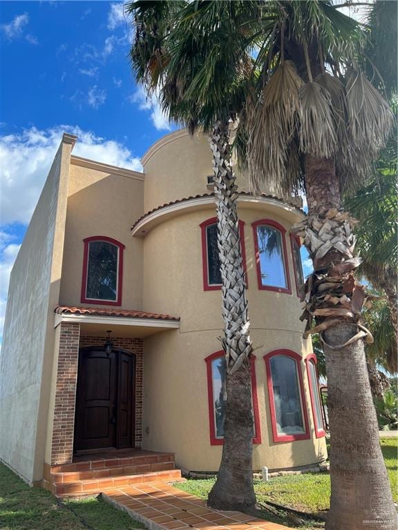 view of front of home featuring a front yard