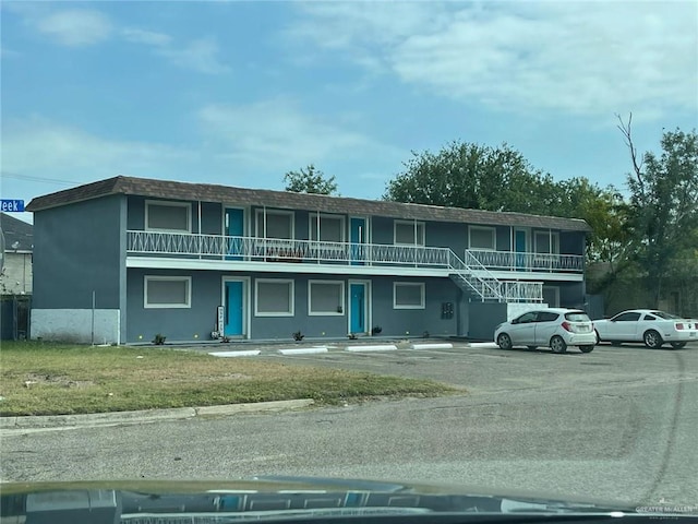 view of front of house featuring a front yard