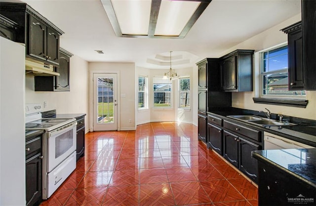 kitchen featuring a raised ceiling, decorative light fixtures, white electric range, a chandelier, and sink