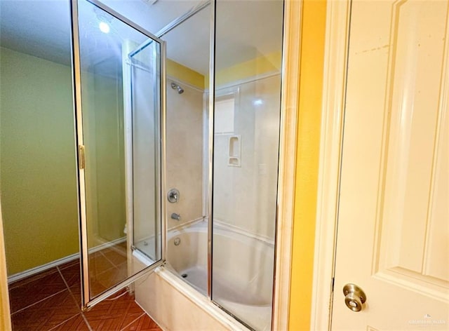 bathroom with combined bath / shower with glass door