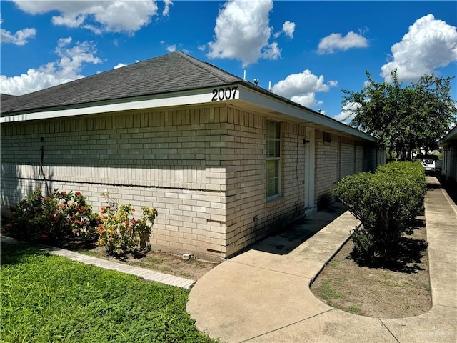 view of side of property featuring a lawn