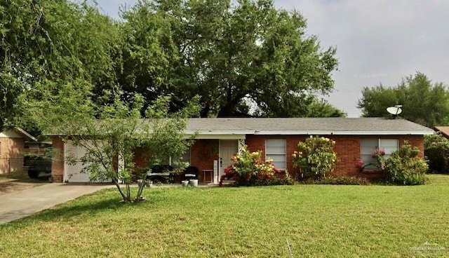 single story home with a front lawn