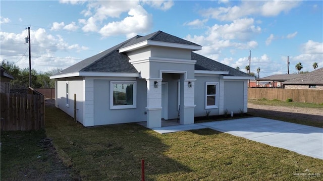 view of front of property featuring a front yard and a patio area