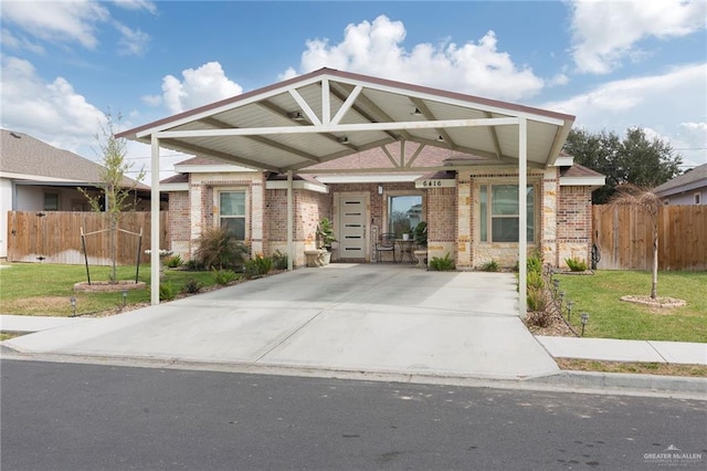 view of front of property featuring a carport and a front yard