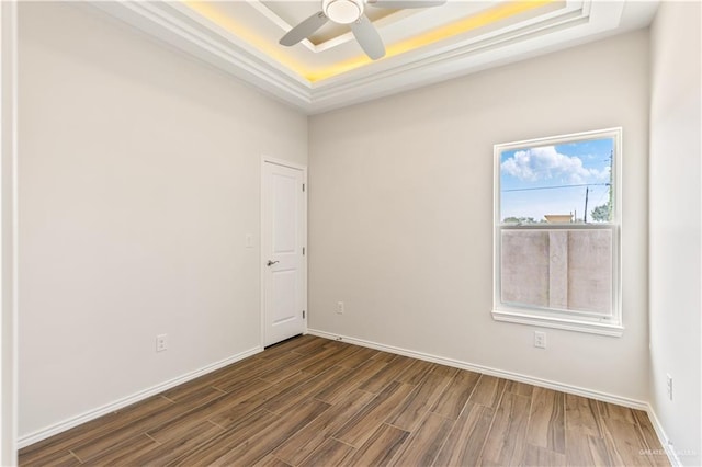 empty room with a tray ceiling and ceiling fan