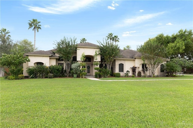 view of front of property featuring a front yard