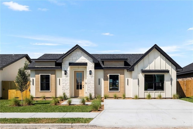 view of modern farmhouse style home