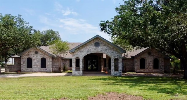 view of front of property featuring a front lawn