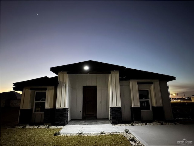 view of front of home featuring a lawn