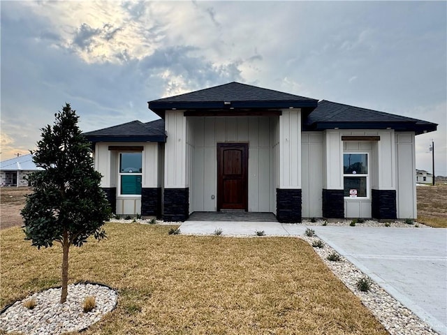 view of front of home featuring a front lawn