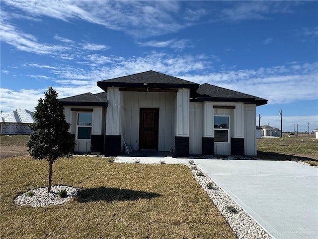 view of front of property featuring a front lawn