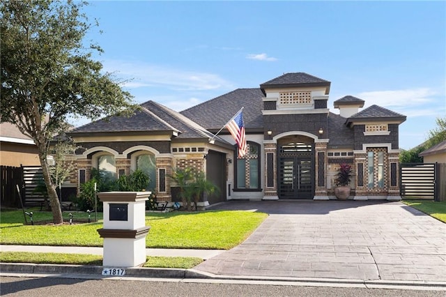 view of front of property featuring a front lawn