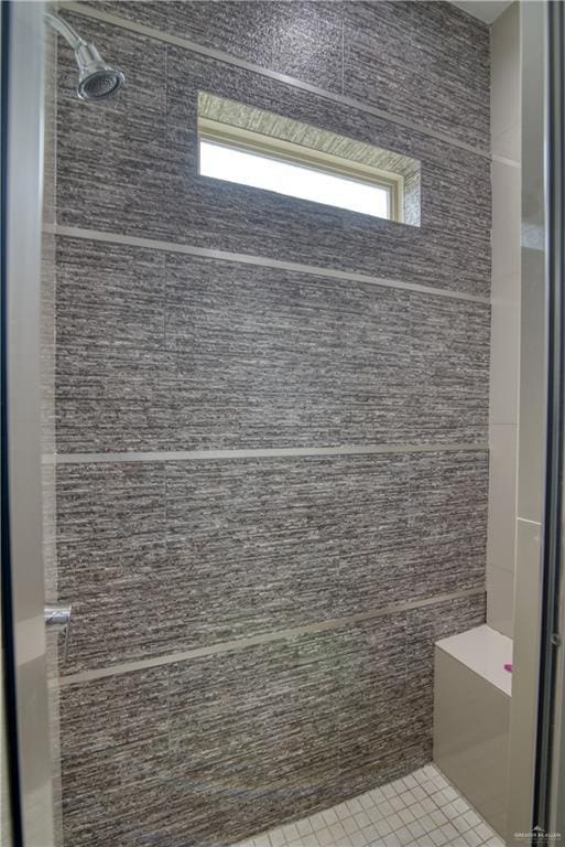 bathroom featuring tiled shower