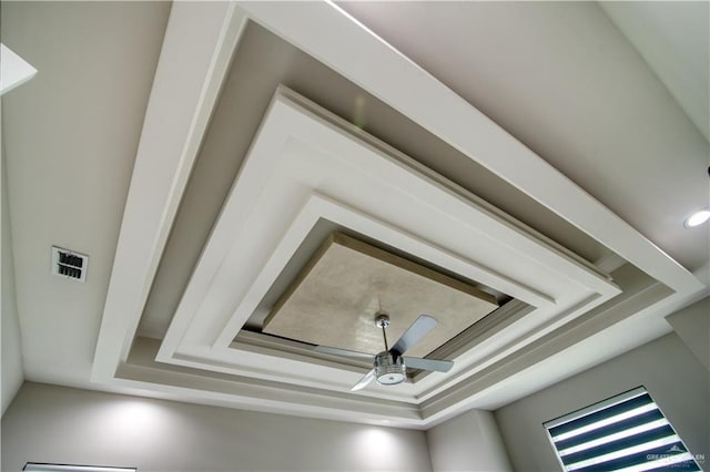 room details with ceiling fan